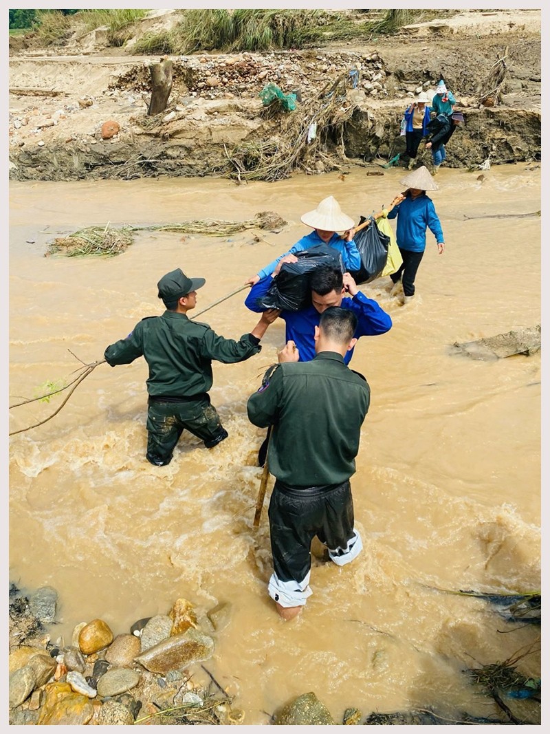 Nặng tình quân dân nơi cơn lũ đi qua