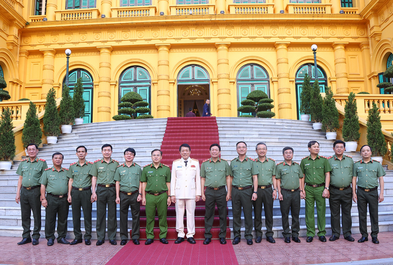 Phát huy truyền thống vẻ vang của QĐND, CAND anh hùng, xứng đáng là người chỉ huy tài năng, mẫu mực -2