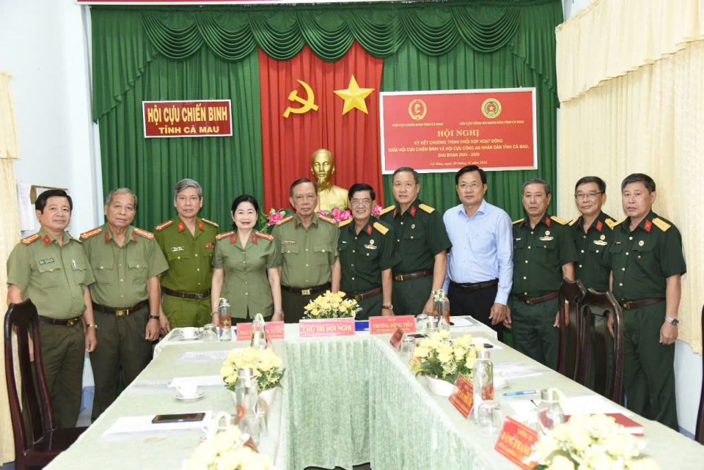 Hội Cựu CAND và Hội Cựu Chiến binh tỉnh Cà Mau ký kết chương trình phối hợp hoạt động Hội Cựu CAND và Hội Cựu Chiến binh tỉnh Cà Mau ký kết chương trình phối hợp hoạt động