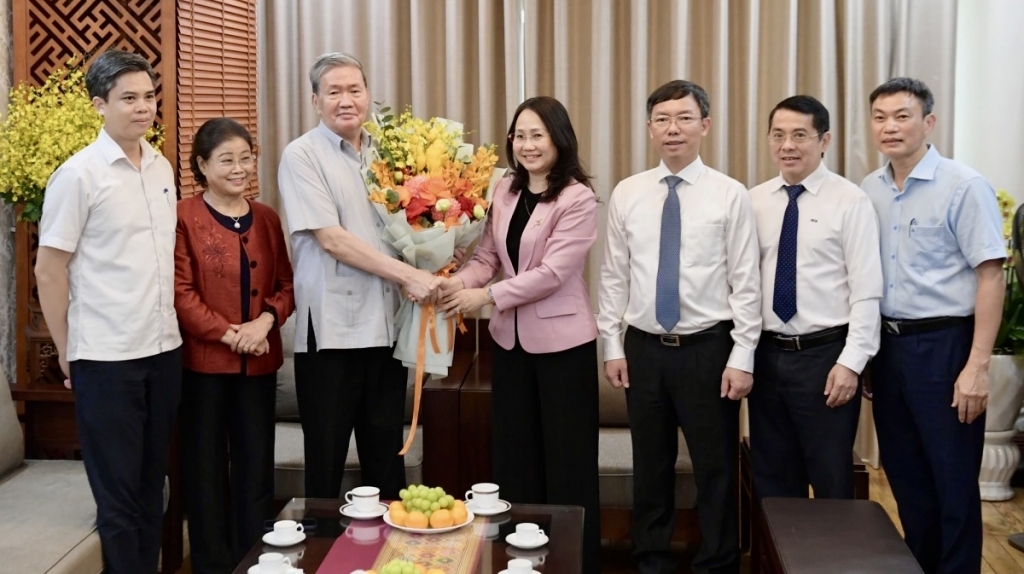 Nguyên Thường trực Ban Bí thư Đinh Thế Huynh nhận Huy hiệu 50 năm tuổi Đảng | Tin tức mới nhất 24h -  Đọc Báo Lao Động online - Laodong.vn