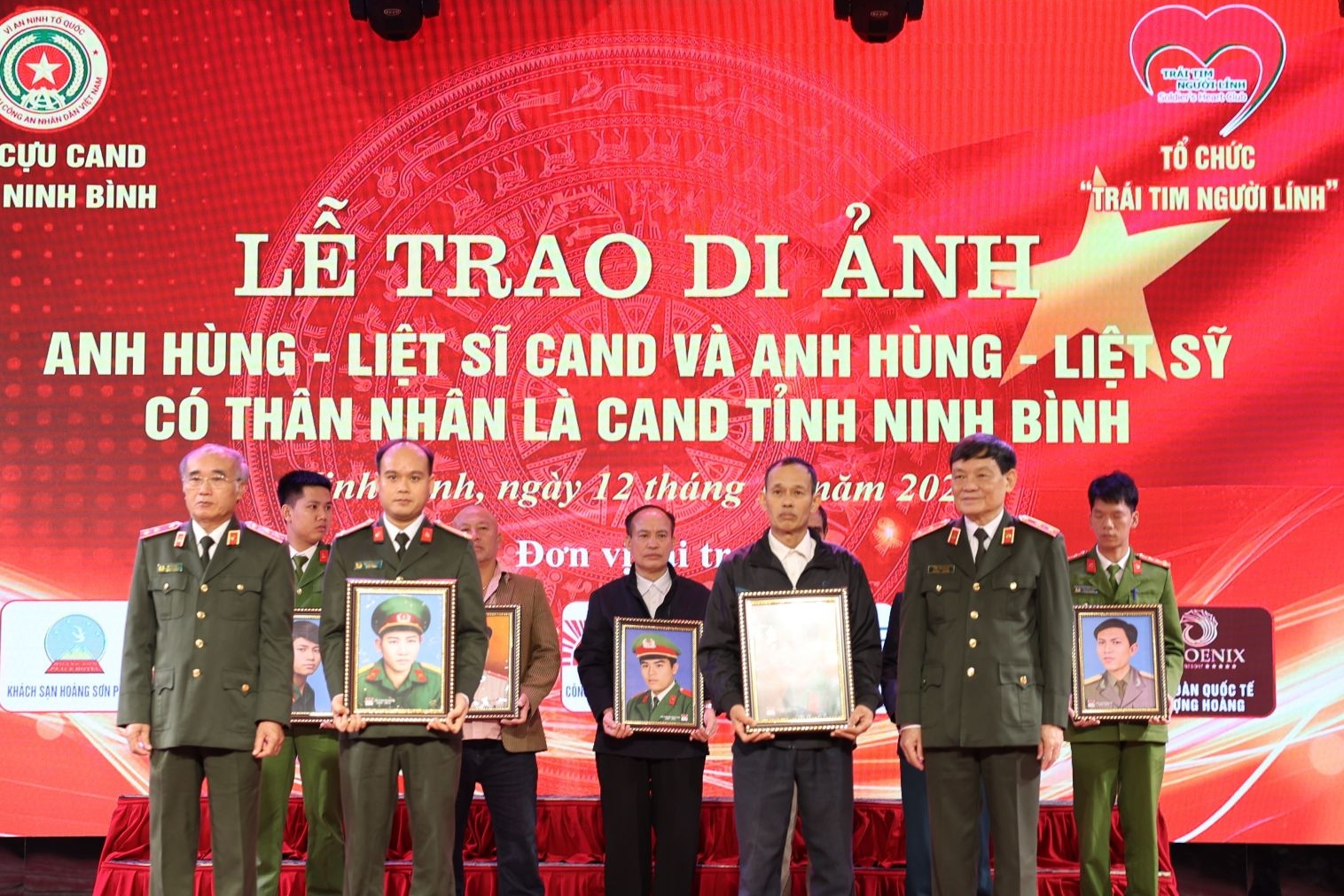 Hội Cựu CAND tỉnh Ninh Bình tổ chức Lễ trao Di ảnh Anh hùng - Liệt sĩ CAND