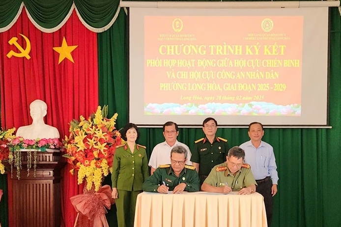 Cần Thơ: Chi Hội Cựu CAND và Hội Cựu Chiến binh phường Long Hòa ký kết chương trình phối hợp hoạt động