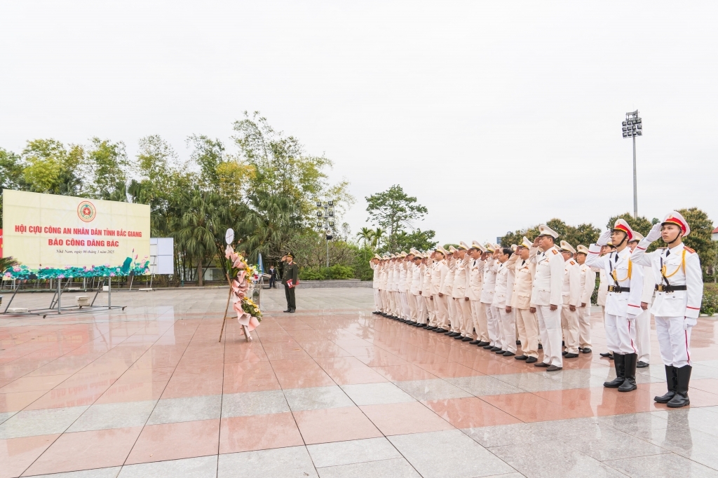 Hội Cựu CAND tỉnh Bắc Giang báo công dâng Bác