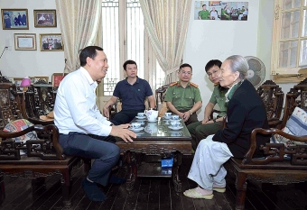Thứ trưởng Lê Văn Tuyến thăm hỏi, tri ân gia đình các đồng chí cố lãnh đạo Bộ Công an