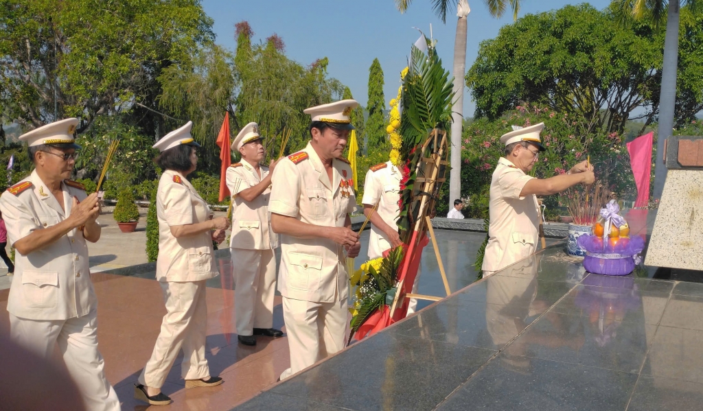 Khánh Hòa: Hội Cựu CAND TP Nha Trang viếng nghĩa trang Liệt sỹ