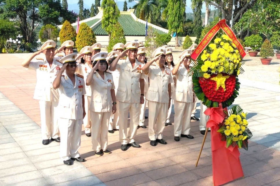 Khánh Hòa: Hội Cựu CAND TP Nha Trang viếng nghĩa trang Liệt sỹ
