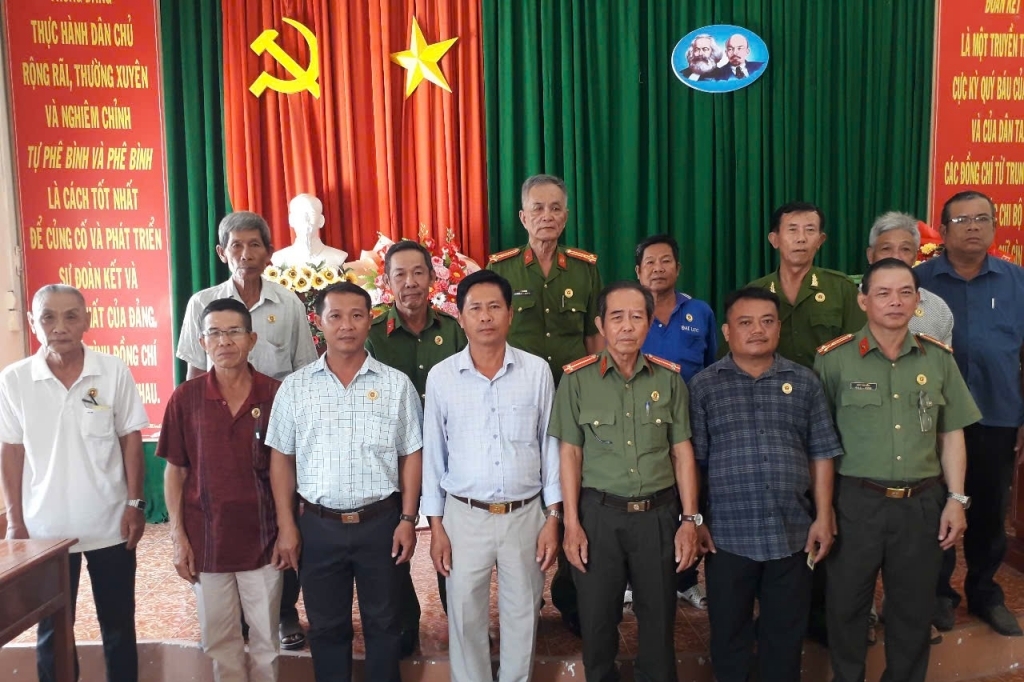 Cần Thơ: Chi hội Cựu CAND xã Định Môn tổ chức lễ cấp thẻ và huy hiệu cho hội viên