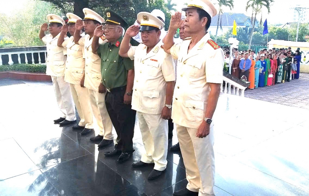 Nhiều Hội Cựu CAND trong tỉnh Khánh Hòa tổ chức viếng nghĩa trang Liệt sỹ