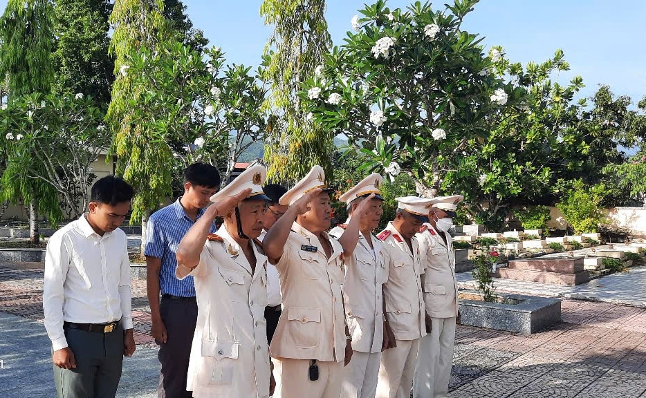 Nhiều Hội Cựu CAND trong tỉnh Khánh Hòa tổ chức viếng nghĩa trang Liệt sỹ
