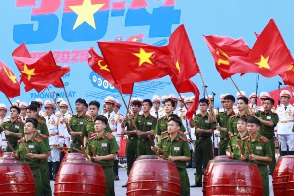 Sinh viên Học viện Cảnh sát nhân dân tưng bừng trong sắc màu trống hội trên phố