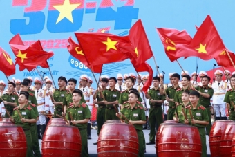 Sinh viên Học viện Cảnh sát nhân dân tưng bừng trong sắc màu trống hội trên phố
