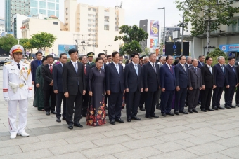 Tổng Bí thư Tô Lâm dâng hoa tại Bến Nhà rồng