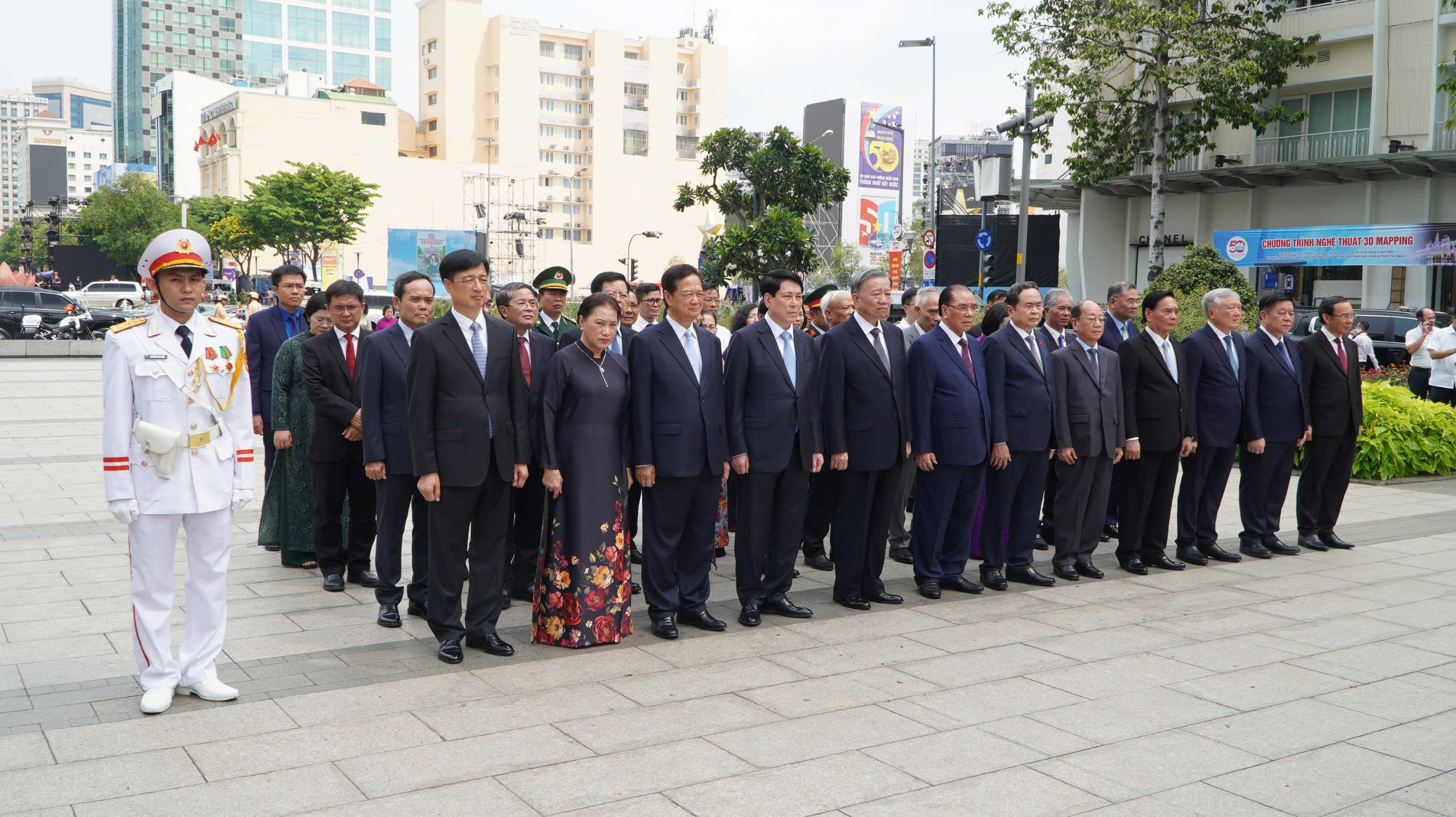 Nguyên Lãnh đạo, Lãnh đạo Đảng, Nhà nước tại Công viên Tượng đài Chủ tịch Hồ Chí Minh (Ảnh: SĐ)