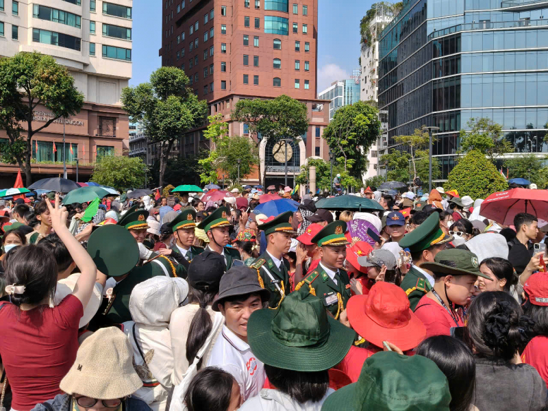 Đi giữa vòng tay nhân dân, chiếm trọn trái tim con người Việt Nam -0