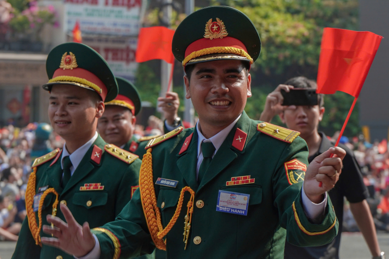 Đi giữa vòng tay nhân dân, chiếm trọn trái tim con người Việt Nam -0