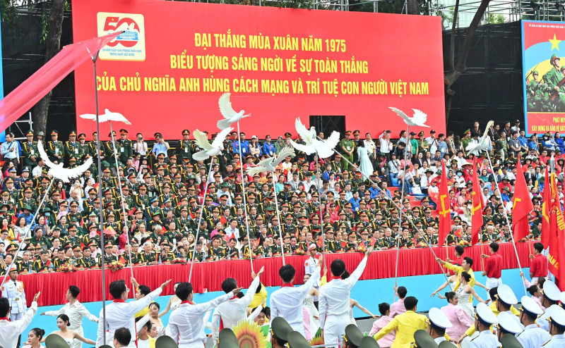 Diễu binh, diễu hành tái hiện lại trang sử hào hùng của dân tộc -0
