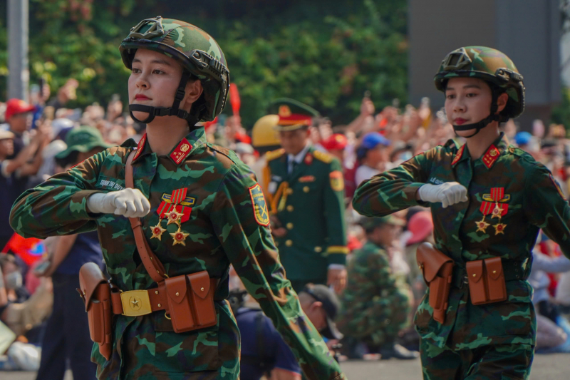 Đi giữa vòng tay nhân dân, chiếm trọn trái tim con người Việt Nam -0