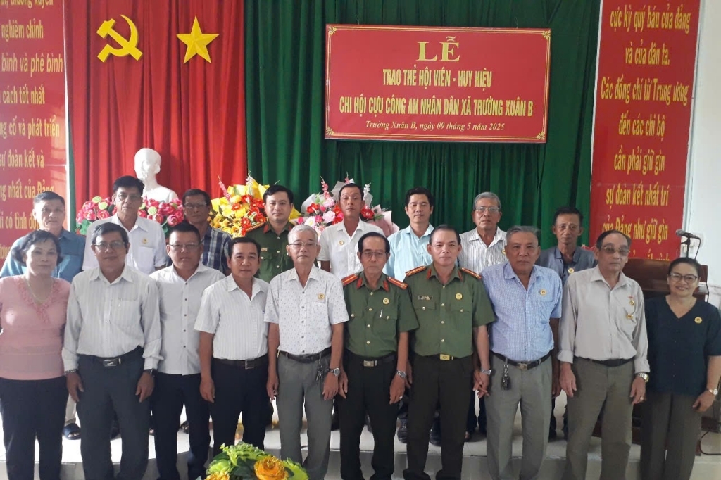Cần Thơ: Trao huy hiệu và cấp thẻ cho hội viên Chi hội Cựu CAND xã Trường Xuân B, huyện Thới Lai