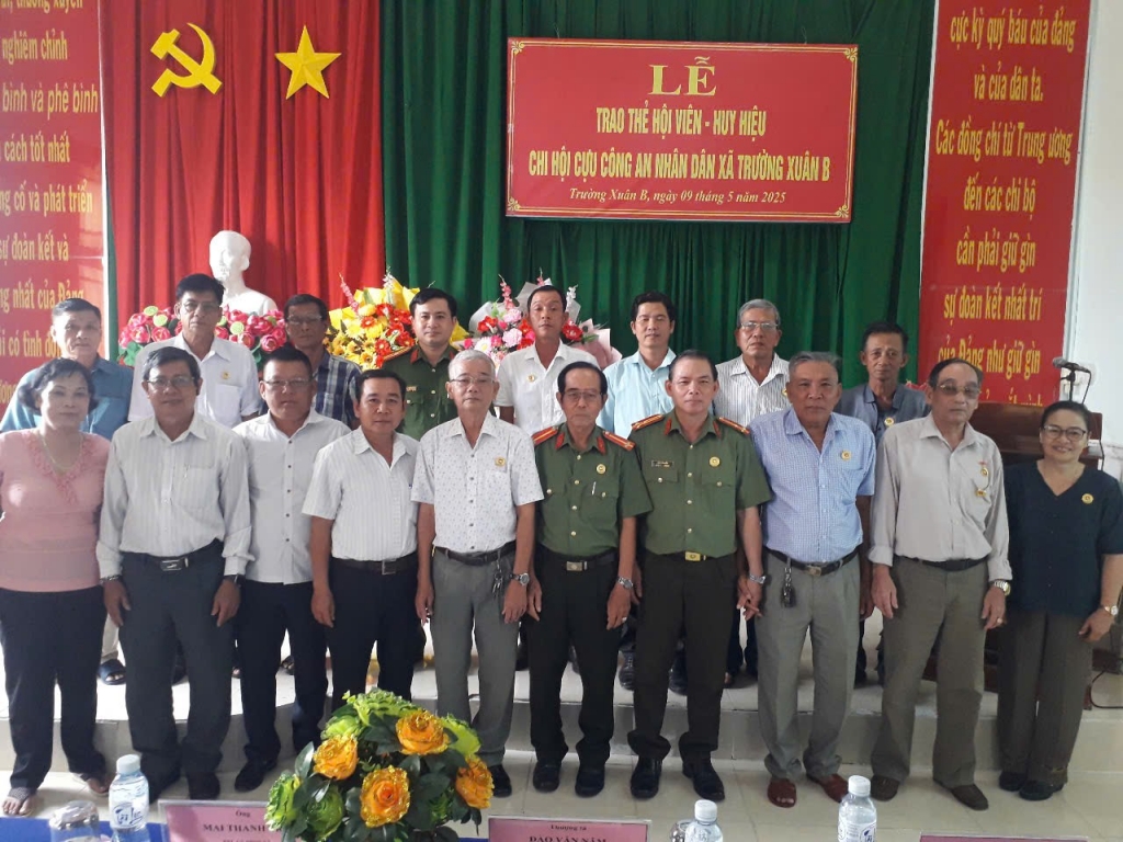 Cần Thơ: Trao huy hiệu và cấp thẻ cho hội viên Chi hội Cựu CAND xã Trường Xuân B, huyện Thới Lai