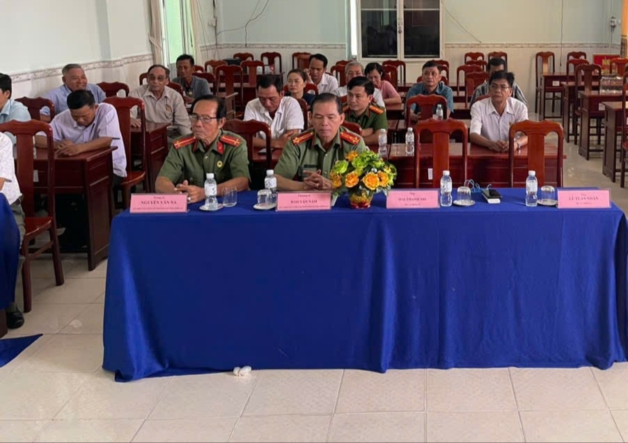 Cần Thơ: Trao huy hiệu và cấp thẻ cho hội viên Chi hội Cựu CAND xã Trường Xuân B, huyện Thới Lai