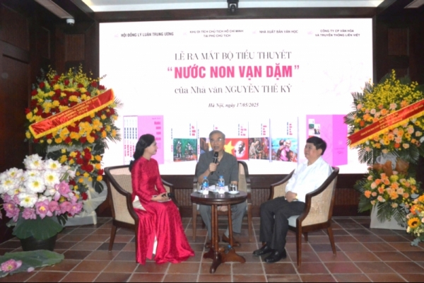 Ra mắt trọn bộ tiểu thuyết sử thi “Nước non vạn dặm” về Chủ tịch Hồ Chí Minh