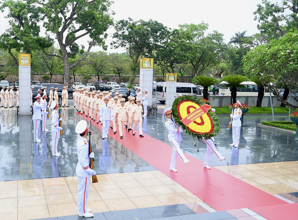 Đoàn đại biểu Đảng ủy Công an Trung ương, Bộ Công an vào Lăng viếng Chủ tịch Hồ Chí Minh