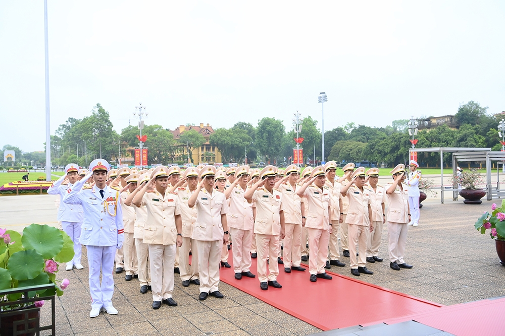Đoàn đại biểu Đảng ủy Công an Trung ương, Bộ Công an vào Lăng viếng Chủ tịch Hồ Chí Minh