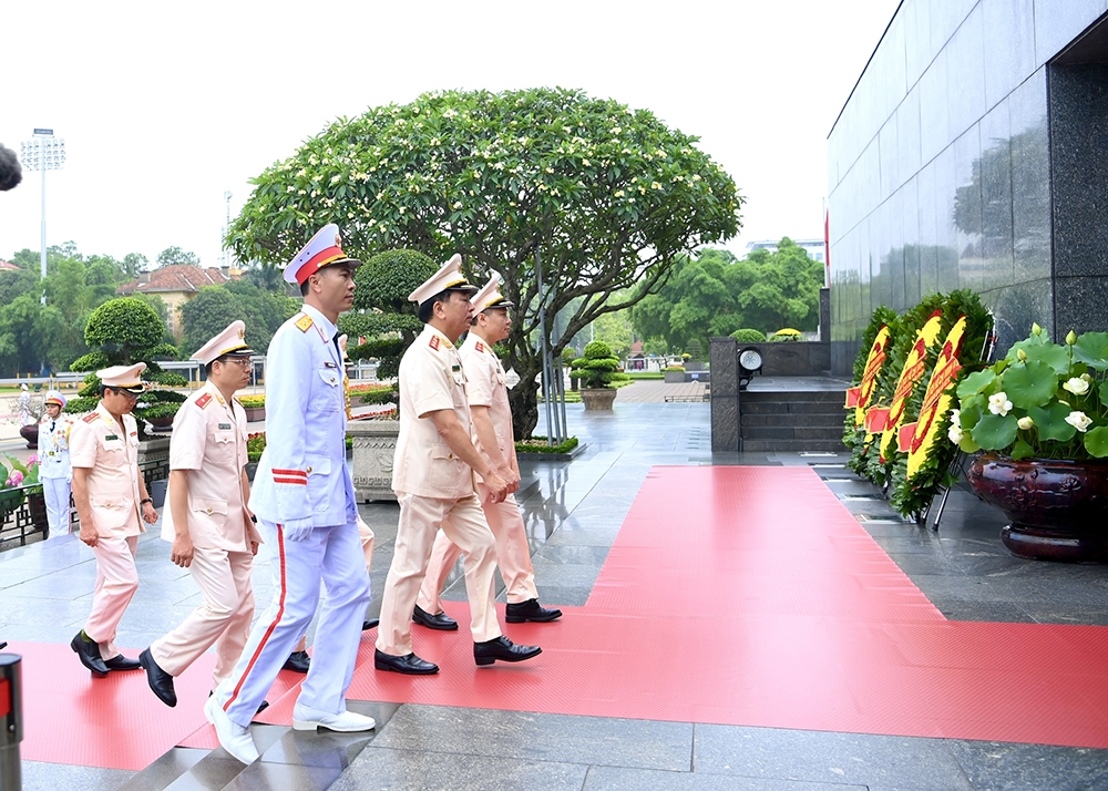 Đoàn đại biểu Đảng ủy Công an Trung ương, Bộ Công an vào Lăng viếng Chủ tịch Hồ Chí Minh