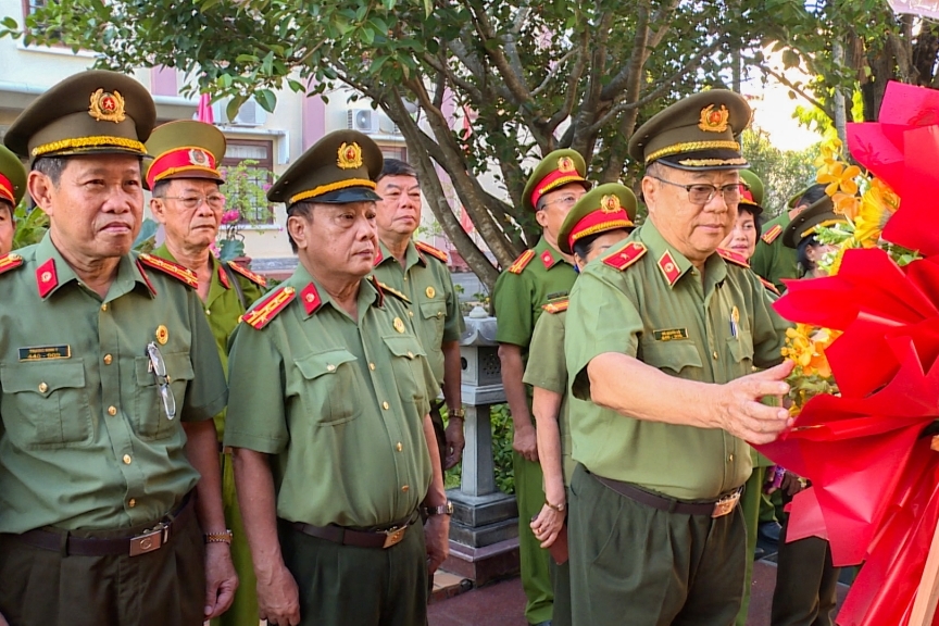 Hội Cựu CAND TP Cần Thơ dâng hoa tưởng nhớ Bác Hồ