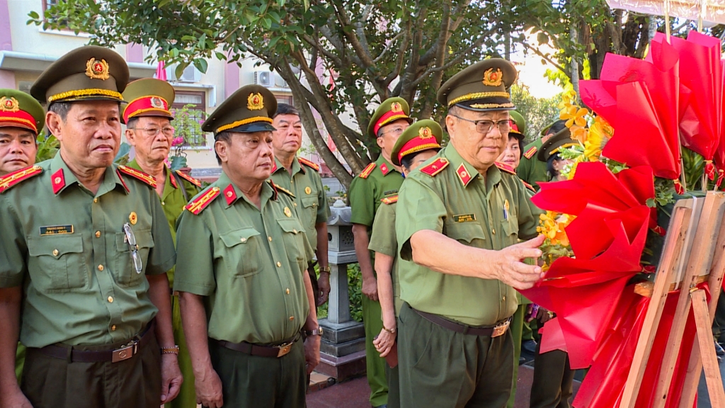 Hội Cựu CAND TP Cần Thơ dâng hoa tưởng nhớ Bác Hồ