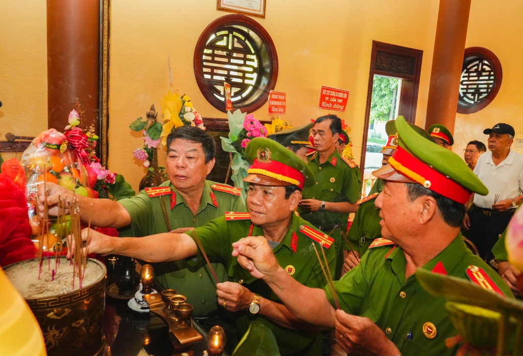 Hội Cựu CAND TP Cần Thơ dâng hoa tưởng nhớ Bác Hồ