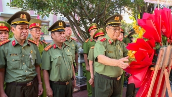 Hội Cựu CAND TP Cần Thơ dâng hoa tưởng nhớ Bác Hồ