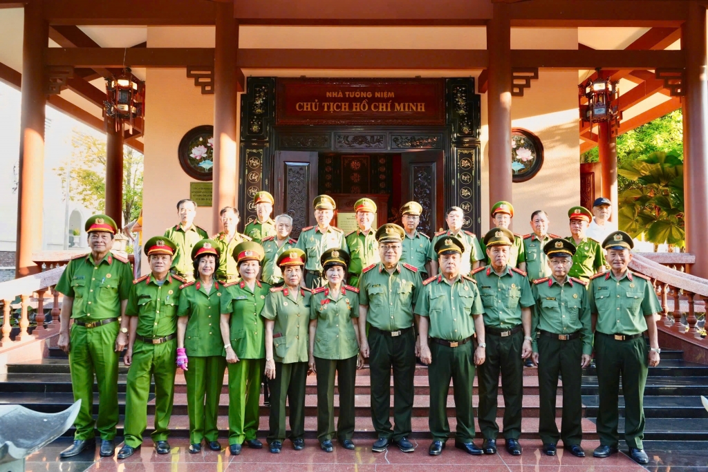 Hội Cựu CAND TP Cần Thơ dâng hoa tưởng nhớ Bác Hồ