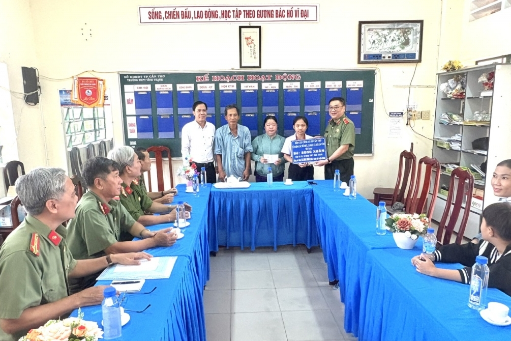 Hội Cựu CAND TP Cần Thơ trao tiền ủng hộ gia đình học sinh bị thiên tai