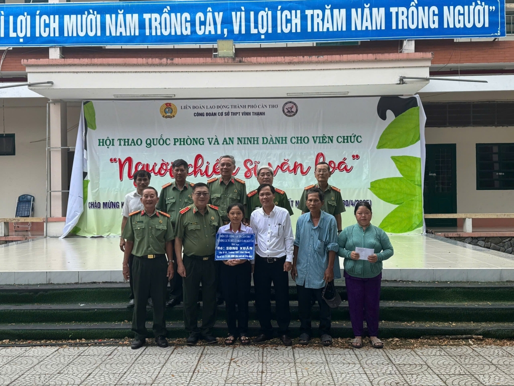 Hội Cựu CAND TP Cần Thơ trao tiền ủng hộ gia đình học sinh bị thiên tai