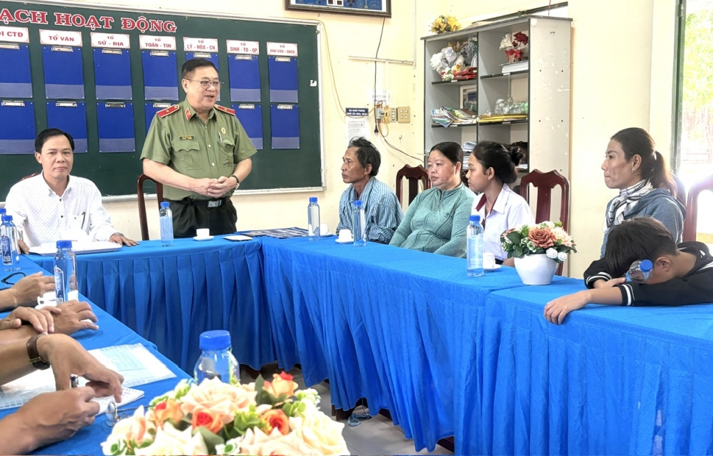 Hội Cựu CAND TP Cần Thơ trao tiền ủng hộ gia đình học sinh bị thiên tai