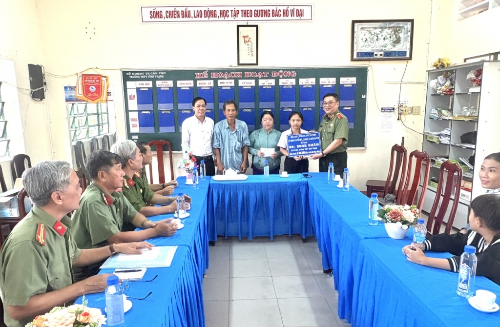 Hội Cựu CAND TP Cần Thơ trao tiền ủng hộ gia đình học sinh bị thiên tai