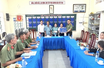 Hội Cựu CAND TP Cần Thơ trao tiền ủng hộ gia đình học sinh bị thiên tai