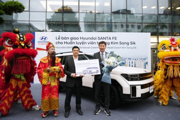 Huấn luyện viên trưởng đội tuyển bóng đá quốc gia Việt Nam được tặng xe Hyundai Santa Fe