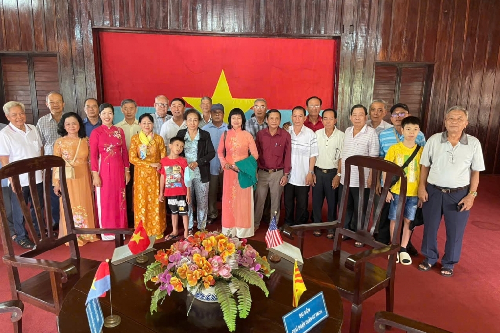 Đoàn hội viên Hội Cựu CAND TP Cần Thơ thăm khu di tích căn cứ Bộ chỉ huy quân Giải phóng Miền Nam