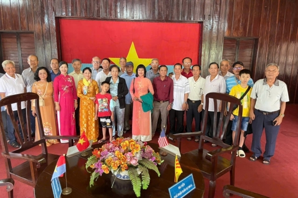 Đoàn hội viên Hội Cựu CAND TP Cần Thơ thăm khu di tích căn cứ Bộ chỉ huy quân Giải phóng Miền Nam