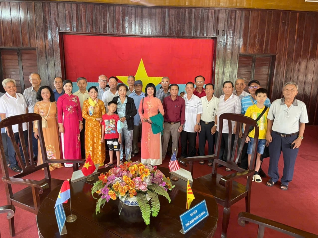 Đoàn hội viên Hội Cựu CAND TP Cần Thơ thăm khu di tích căn cứ Bộ chỉ huy quân Giải phóng Miền Nam Đoàn hội viên Hội Cựu CAND TP Cần Thơ thăm khu di tích căn cứ Bộ chỉ huy quân Giải phóng Miền Nam