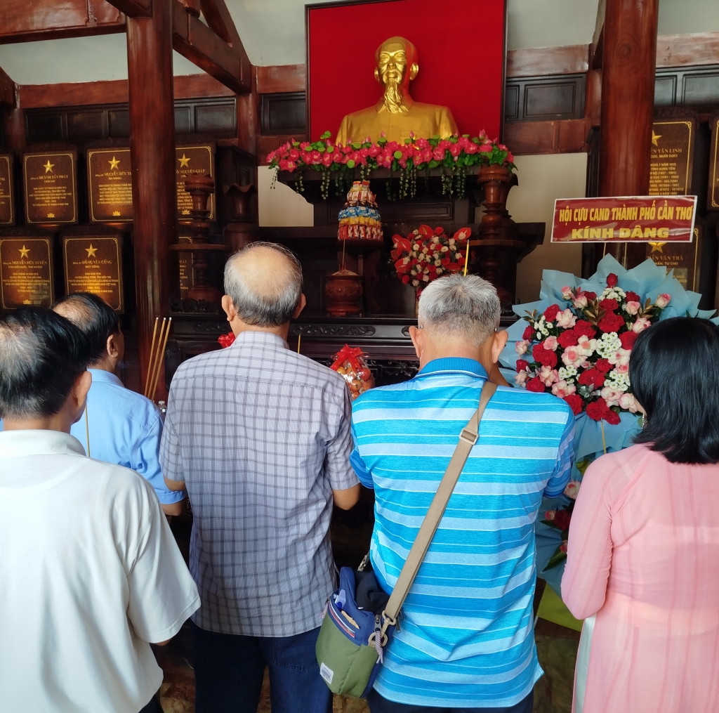 Đoàn hội viên Hội Cựu CAND TP Cần Thơ thăm khu di tích căn cứ Bộ chỉ huy quân Giải phóng Miền Nam Đoàn hội viên Hội Cựu CAND TP Cần Thơ thăm khu di tích căn cứ Bộ chỉ huy quân Giải phóng Miền Nam