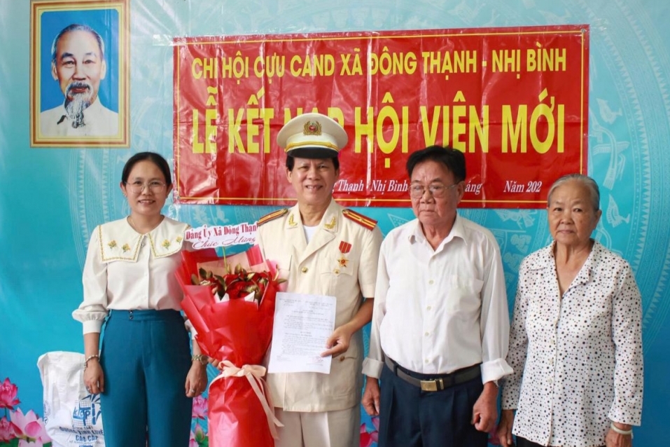 Chi hội Cựu CAND xã Đông Thạch - Nhị Bình, huyện Hóc Môn kết nạp hội viên mới
