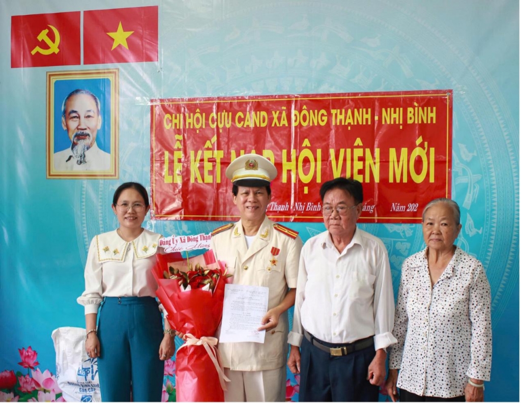 Chi hội Cựu CAND xã Đông Thạch - Nhị Bình, huyện Hóc Môn kết nạp hội viên mới