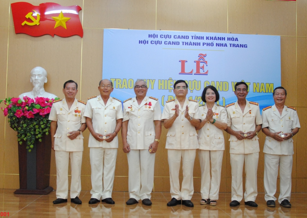 Hội Cựu CAND tỉnh Khánh Hòa trao Huy hiệu cho hội viên