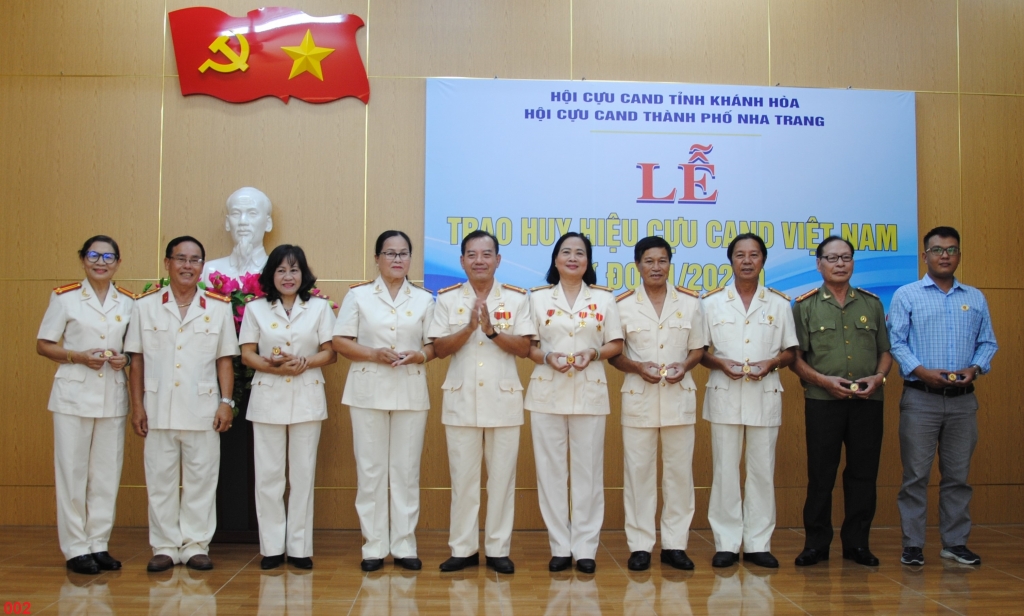 Hội Cựu CAND tỉnh Khánh Hòa trao Huy hiệu cho hội viên