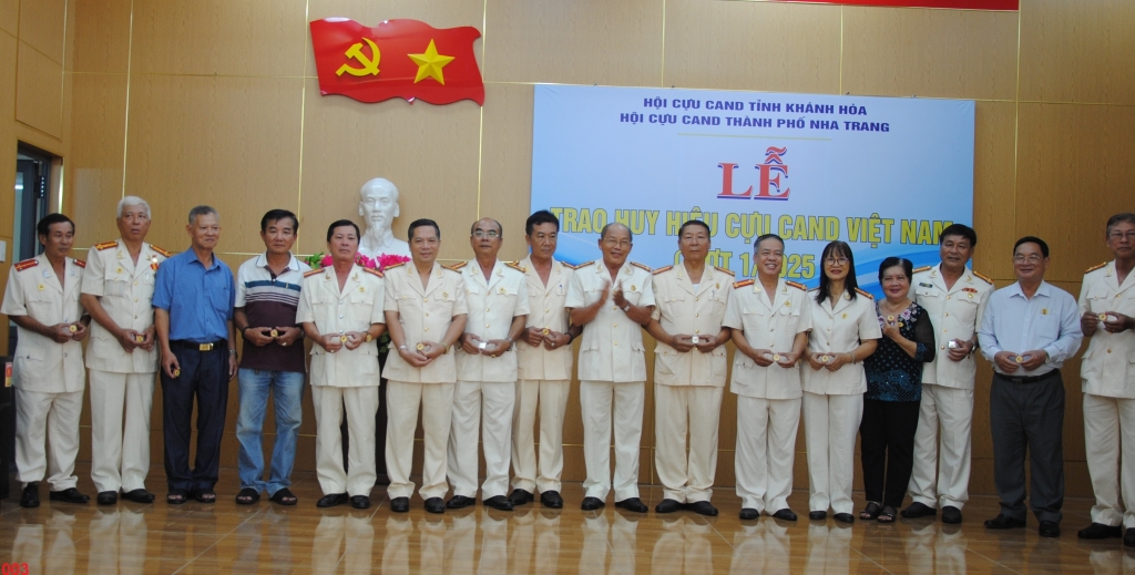 Hội Cựu CAND tỉnh Khánh Hòa trao Huy hiệu cho hội viên
