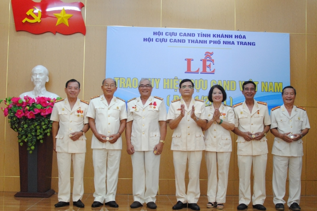 Hội Cựu CAND tỉnh Khánh Hòa trao Huy hiệu cho hội viên
