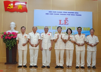 Hội Cựu CAND tỉnh Khánh Hòa trao Huy hiệu cho hội viên